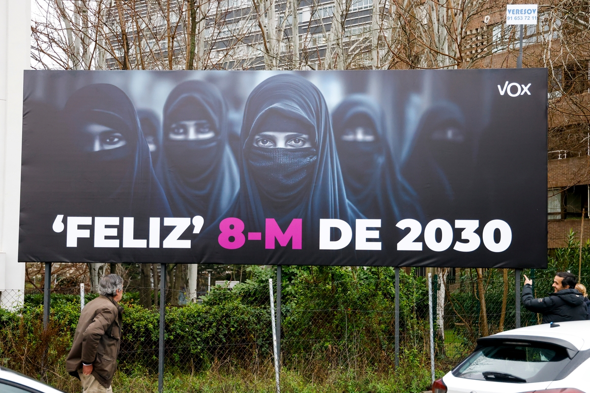 ¡Vista del cartel de Vox: "Feliz 8M de 2030", EFE/Blanca Millez