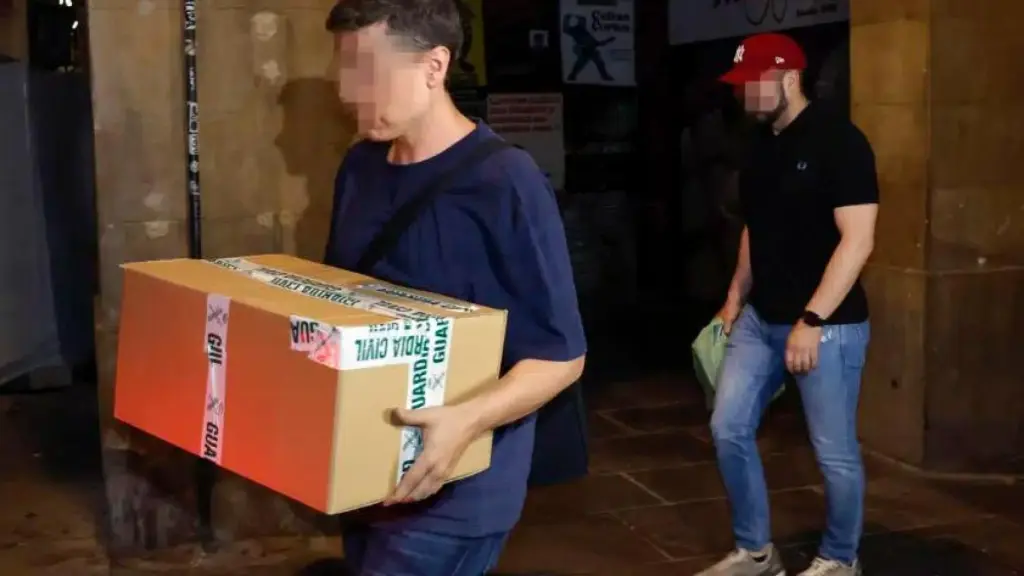 El teniente coronel Antonio Balas (derecha) y uno de sus subordinados de la UCO, tras el registro a Servinabar.
