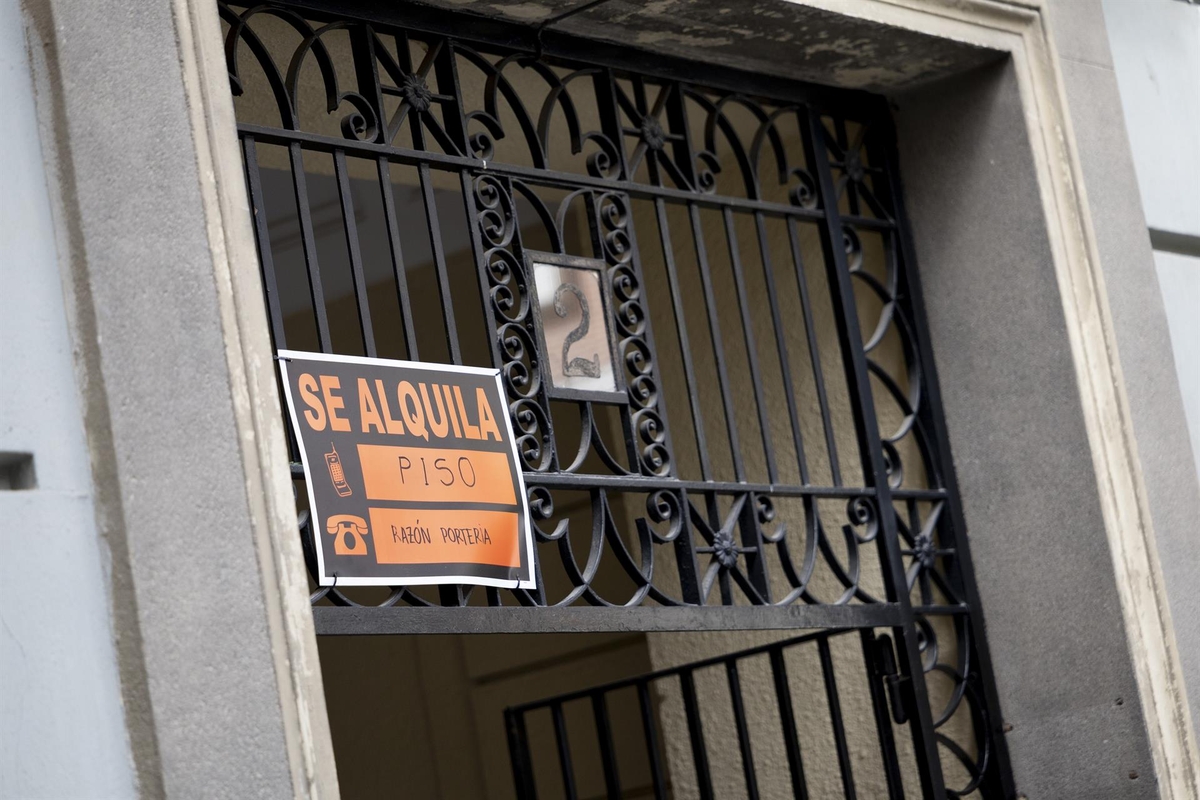 Un cartel anuncia un piso en alquiler. (Europa Press)