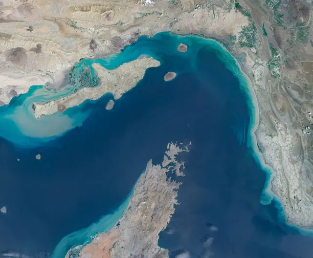 Vista aérea del estrecho de Ormuz.