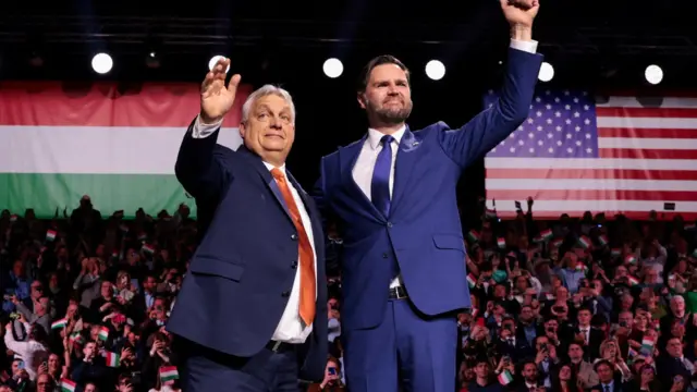 El vicepresidente de Estados Unidos, JD Vance, y el primer ministro húngaro, Viktor Orbán, aparecen juntos en el escenario.