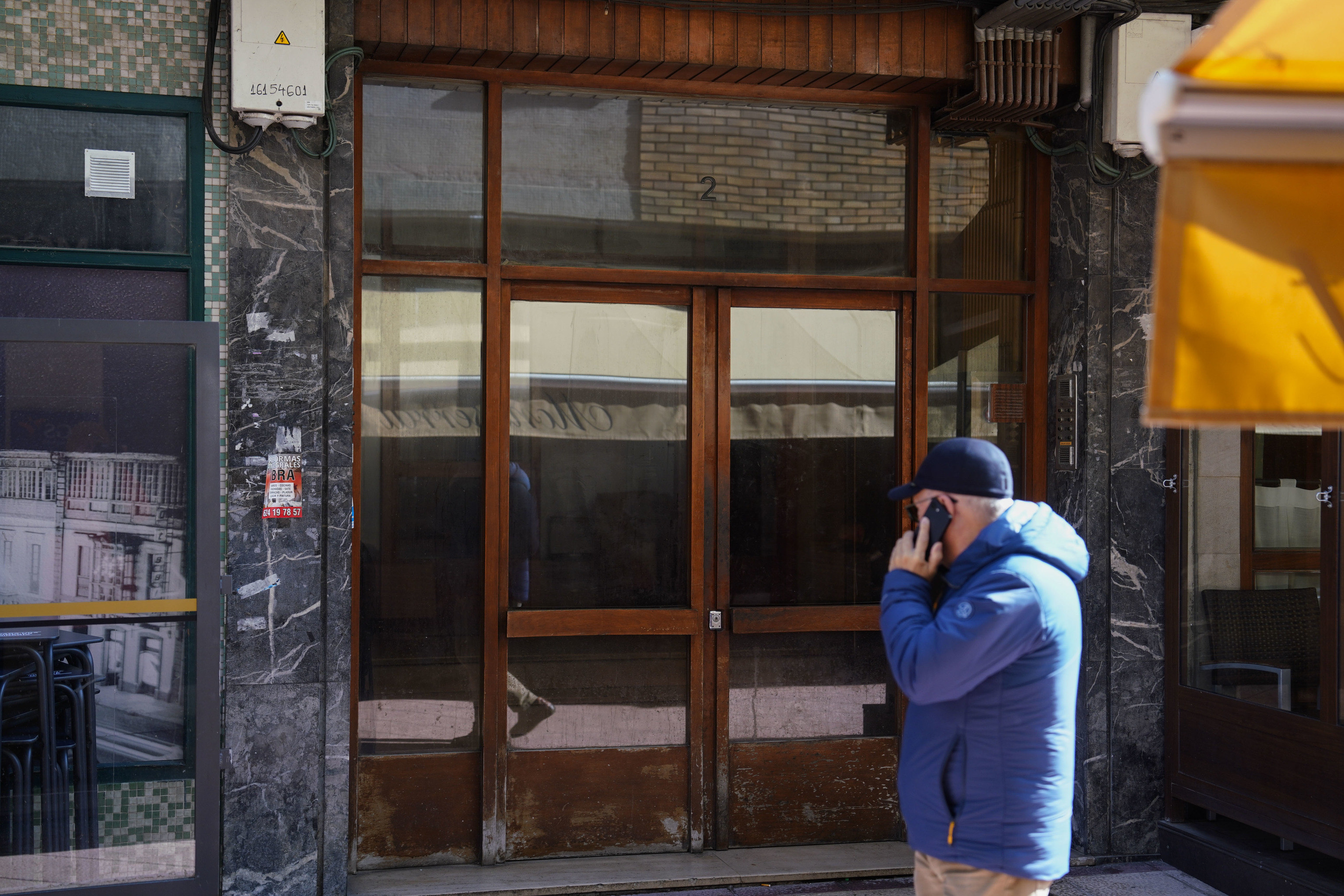 El portal del edificio de Villaviciosa (Asturias) donde un hombre murió presuntamente agredido por su hijastro.