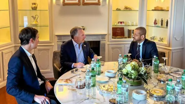 Jared Kushner y Steve Witkoff con el ministro de Asuntos Exteriores de Omán. La tercera ronda de negociaciones nucleares entre Estados Unidos e Irán comenzó en Ginebra, con mediadores omaníes, el 26 de febrero de 2026.