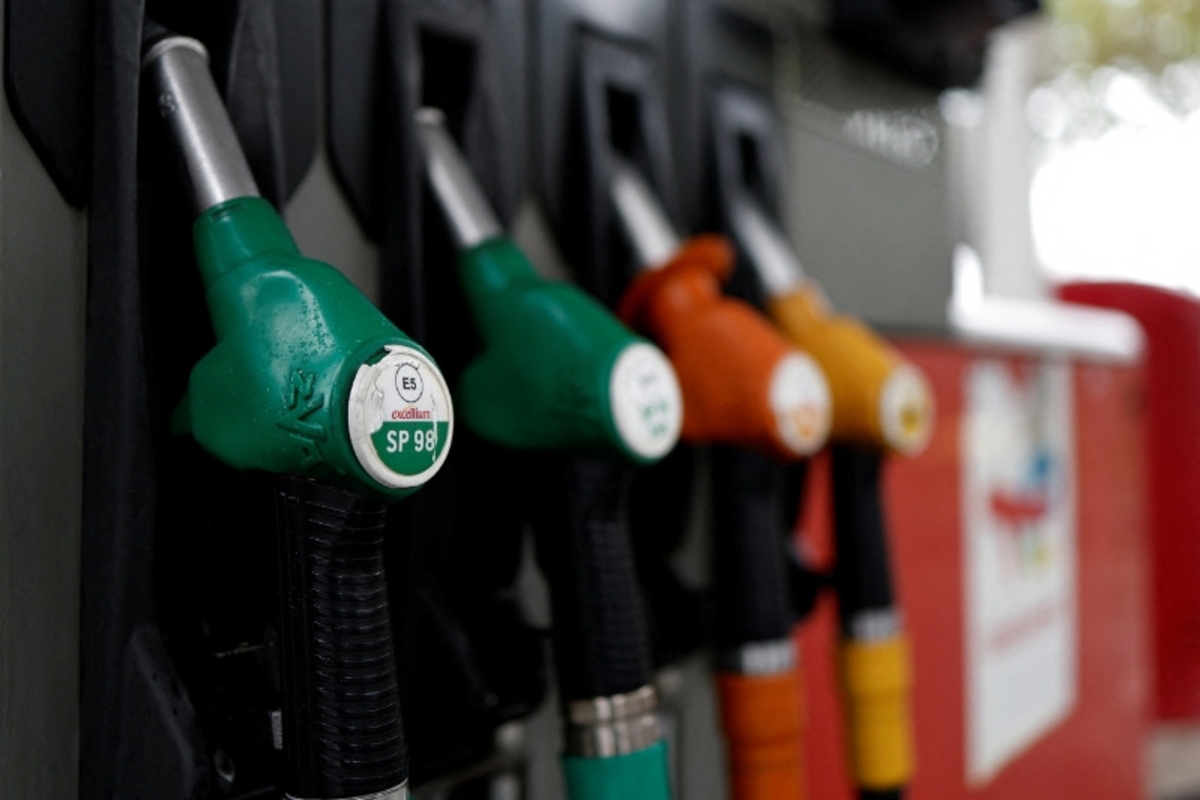 FOTO DE ARCHIVO: Boquillas de surtidor de gasolina en una gasolinera TotalEnergies en París, Francia, 25 de marzo de 2026. REUTERS/Benoit Tessier