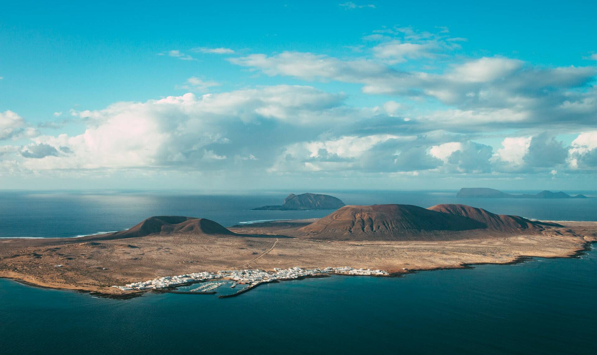 Foto: Este espacio protegido del norte de Lanzarote es considerado el primer parque natural marítimo-terrestre de España. (Unsplash/Zinah Insignia)