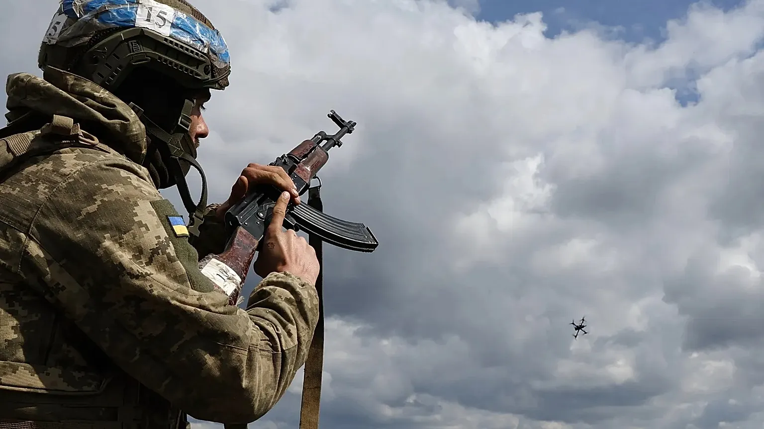 A Ukrainian serviceman shoots towards a drone during training in the Zaporizhzhia region, 8 April, 2026