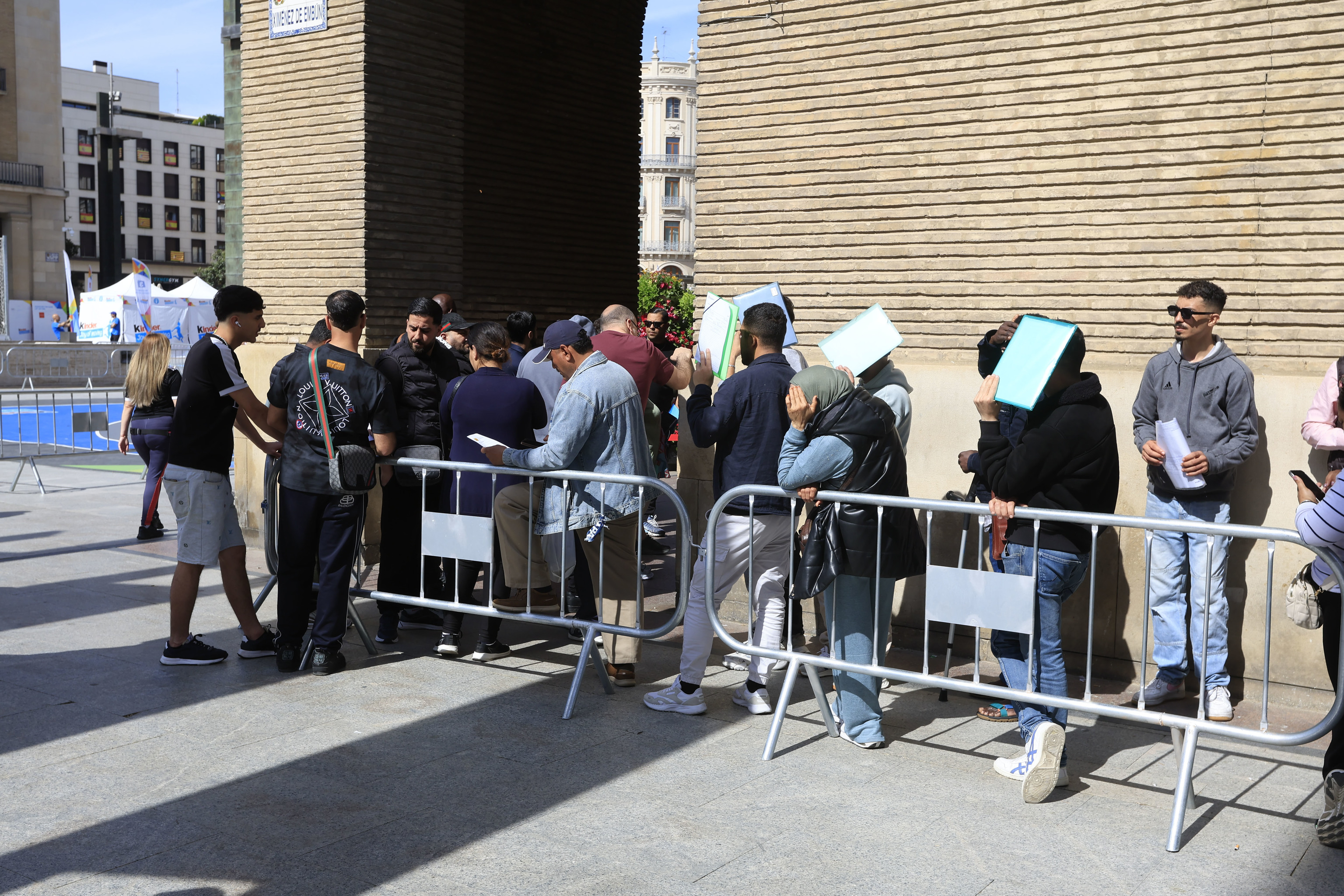 Colas en Ayuntamiento de Zaragoza durante el segundo día de la regularización de inmigrantes.