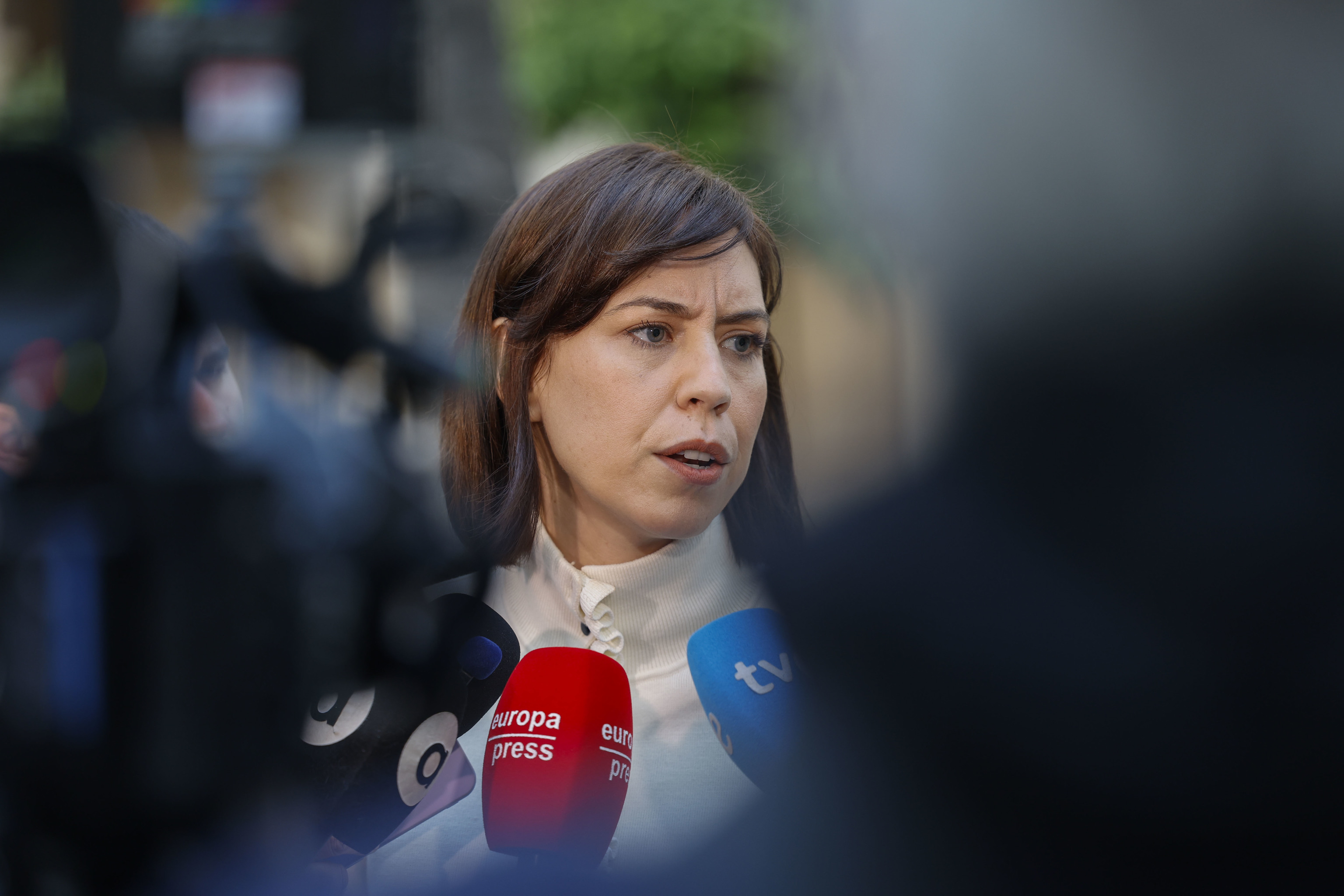 Diana Morant, ministra de Ciencia, Innovación y Universidades, atendiendo a los medios en Valencia