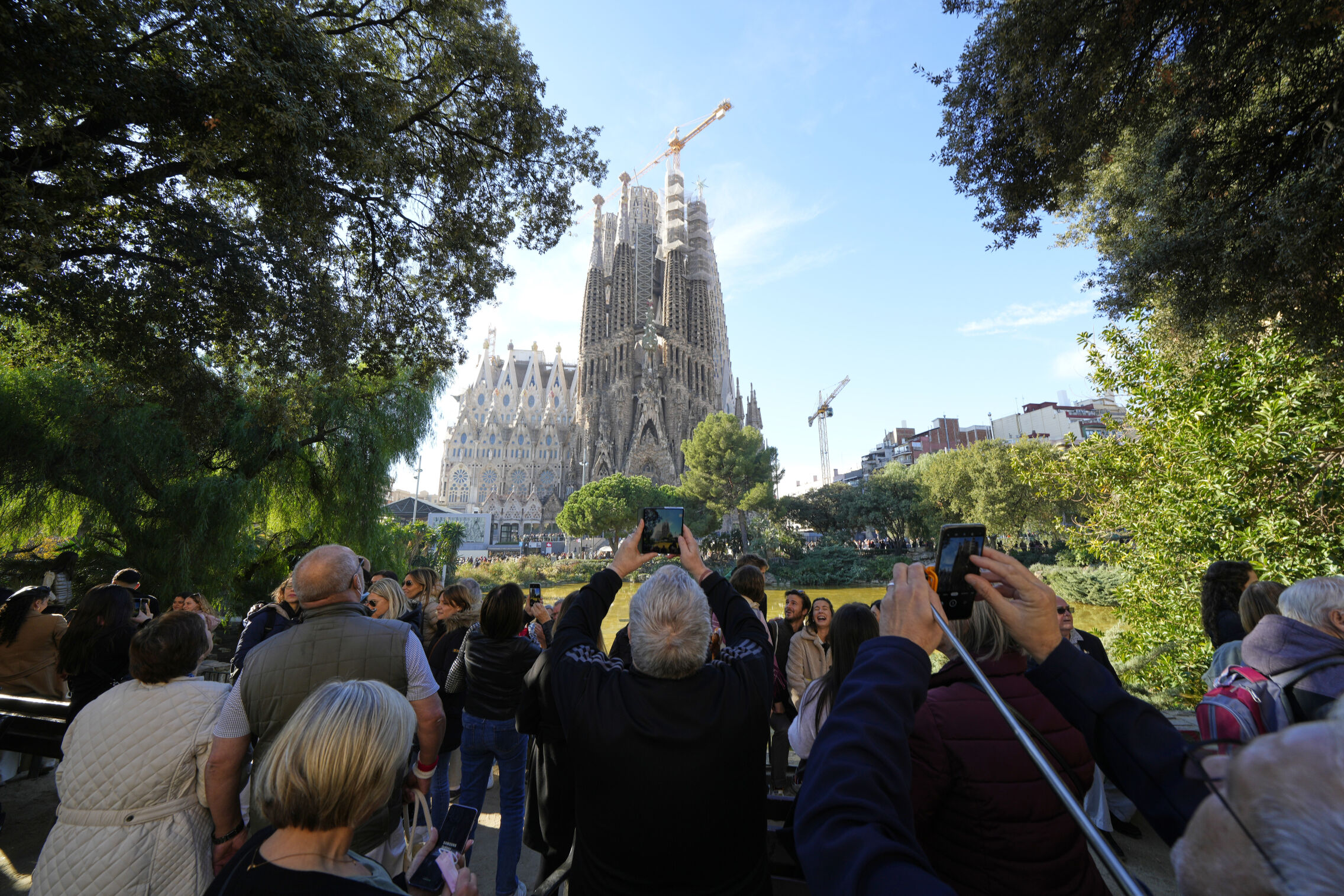 Foto: Decenas de personas apiñadas haciendo una foto a la Sagrada Familia. (EFE/Alejandro García)
