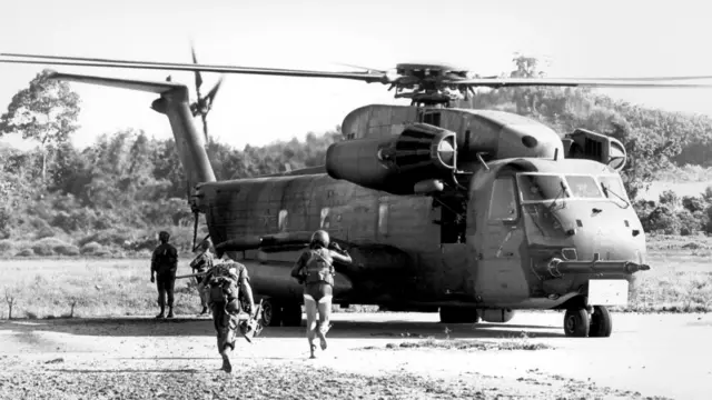 Equipo de rescate de las Fuerzas Armadas de EE. UU. corriendo hacia un helicóptero en Camboya en 1975.