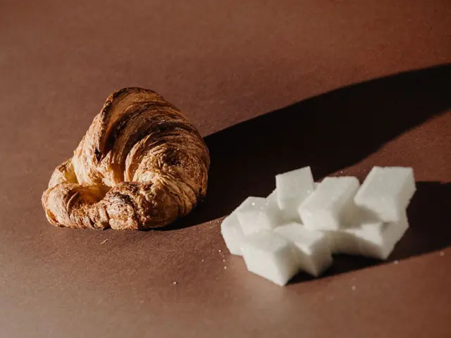 Croissant y azúcar