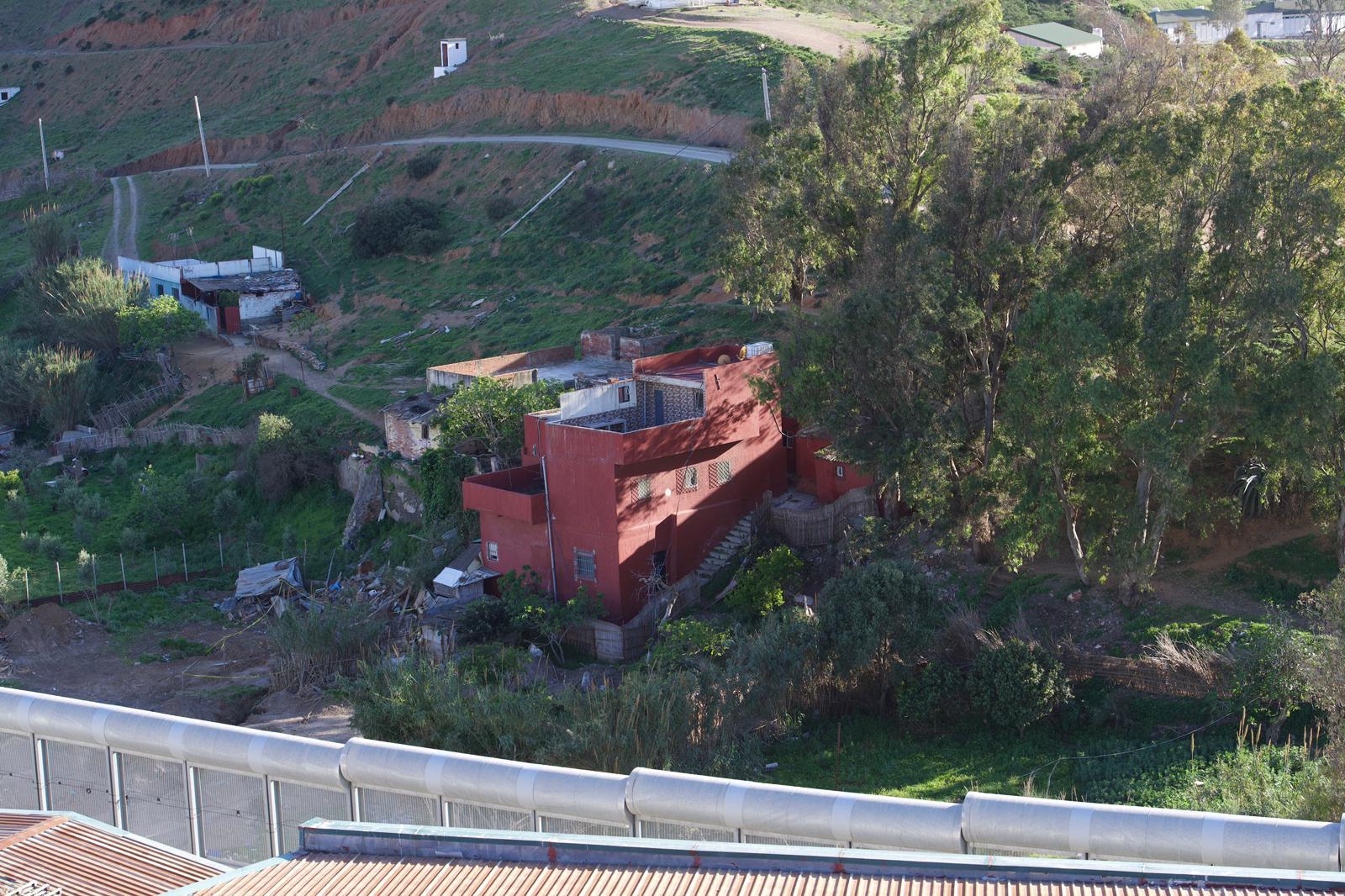 La finca en la zona marroquí de la valla fronteriza, donde la Policía investiga si desemboca el túnel.