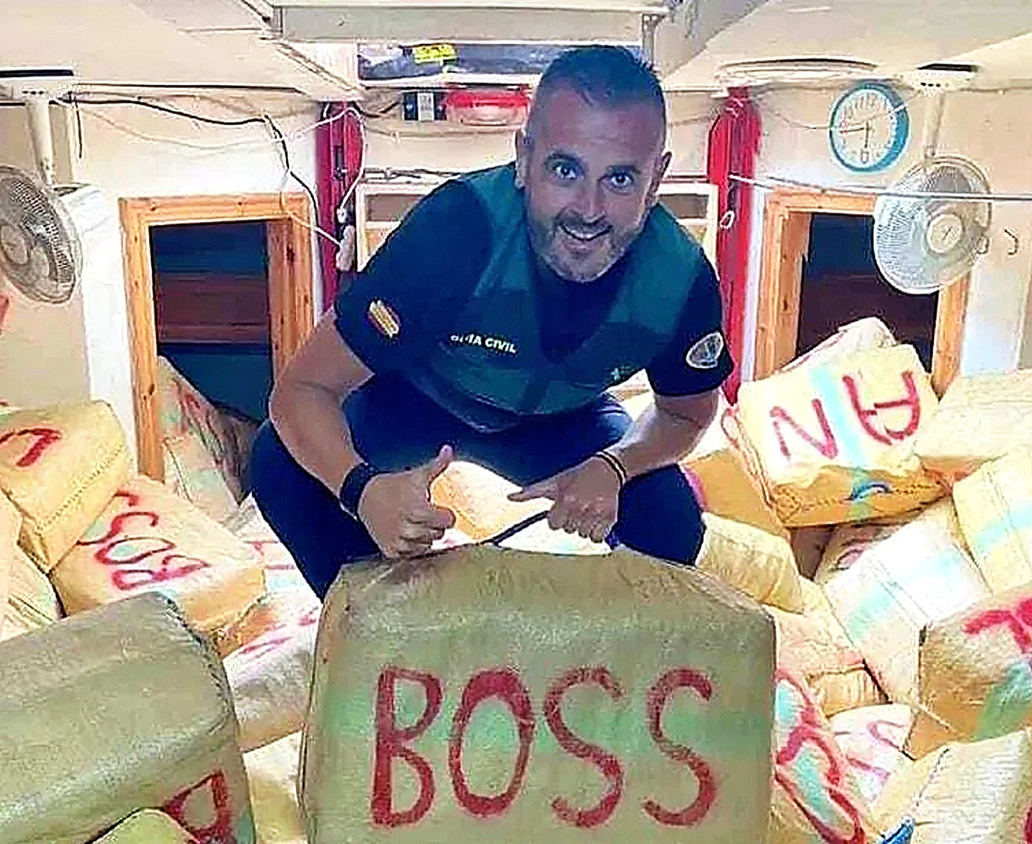 David Oliva, rodeado de fardos de hachís incautados por el grupo OCON Sur.