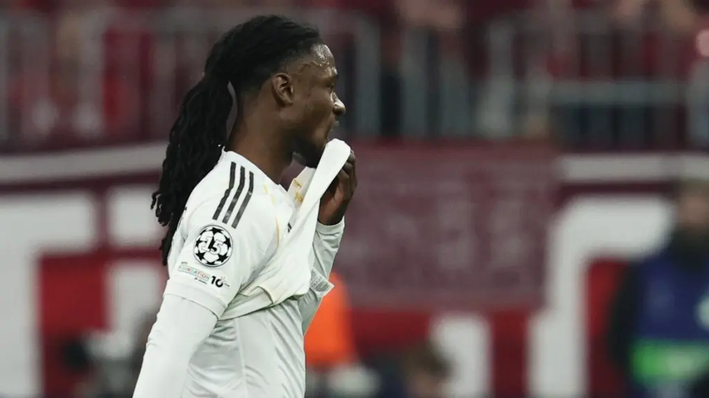 Camavinga abandona el campo tras su expulsión contra el Bayern