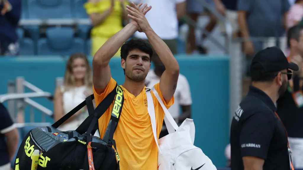 Carlos Alcaraz despidiéndose del público en el Miami Open.