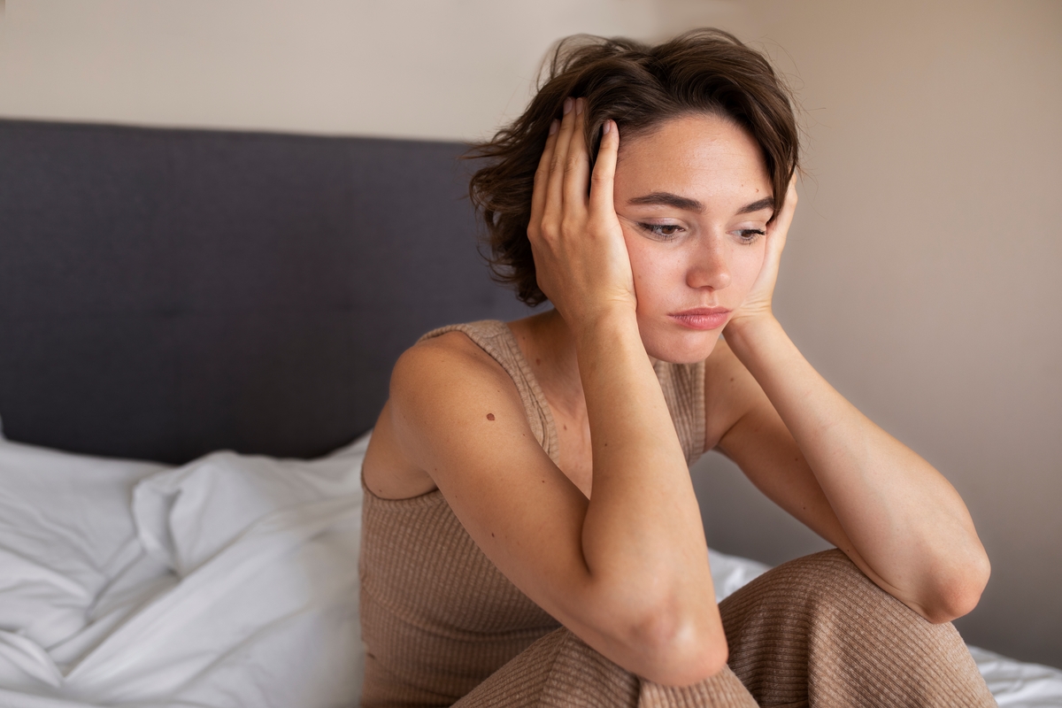 Tras una ruptura, a muchas personas les cuesta romper el vínculo por completo. (Freepik)