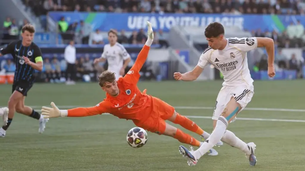 Jacobo, mano a mano ante el portero del Brujas en la final de la Youth League.