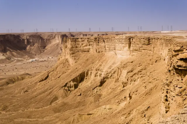 Una formación de capas de caliza en la escarpadura de Tuwaiq, en Arabia Saudita, que empata con el desierto
