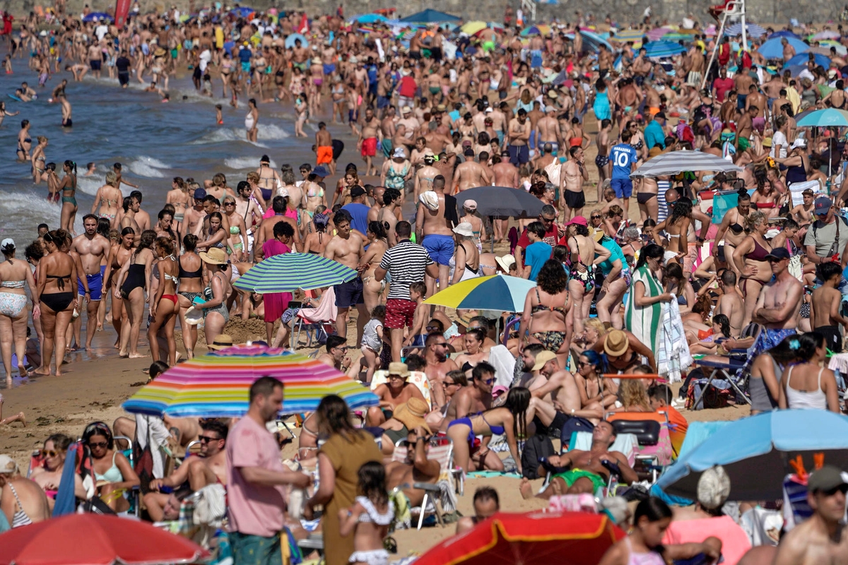 Turistas en una playa de España. (EFE)