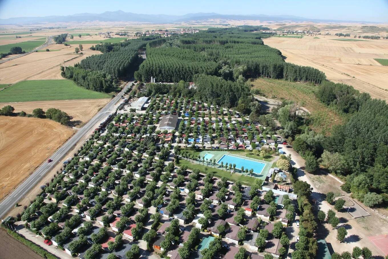 Foto: Vista aérea de un camping de La Rioja rodeado de naturaleza, cercano a zonas vinícolas y a la estación de esquí de Valdezcaray. (Google)