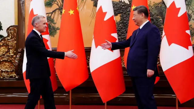El primer ministro canadiense, Mark Carney, se acerca al presidente de China, Xi Jinping, en el Gran Salón del Pueblo en Pekín, China, el viernes 16 de enero de 2026.