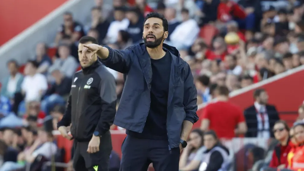 Arbeloa da órdenes a sus jugadores durante el partido contra el Mallorca.