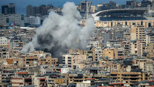 El humo se eleva desde el lugar de un ataque israelí en los suburbios del sur de Beirut, el 6 de abril de 2026. 