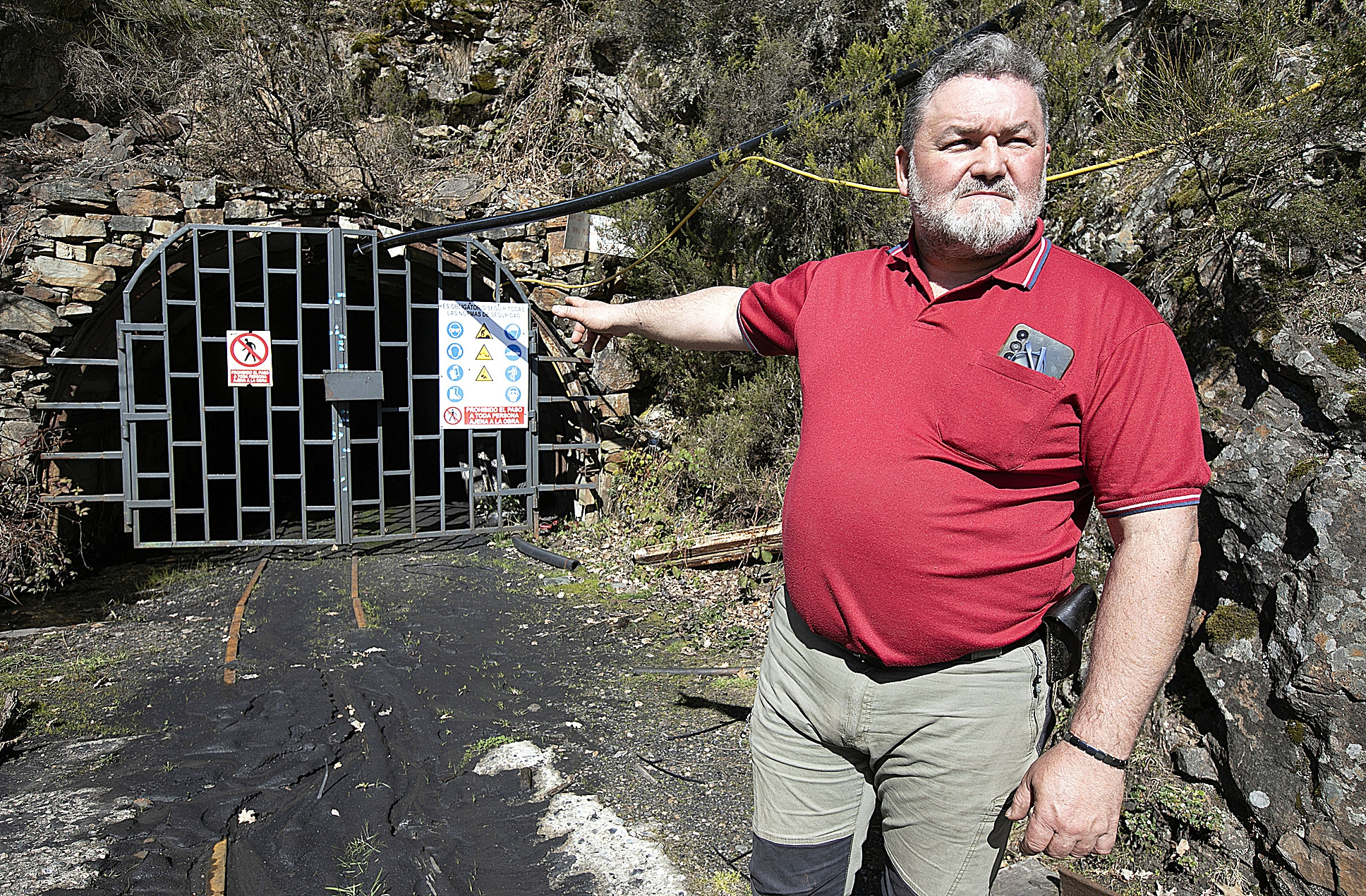 Miguel Ángel Fernández señala la entrada a la galería de la mina de Cerredo (Degaña) donde se produjo el accidente por una explosión de grisú hace un año