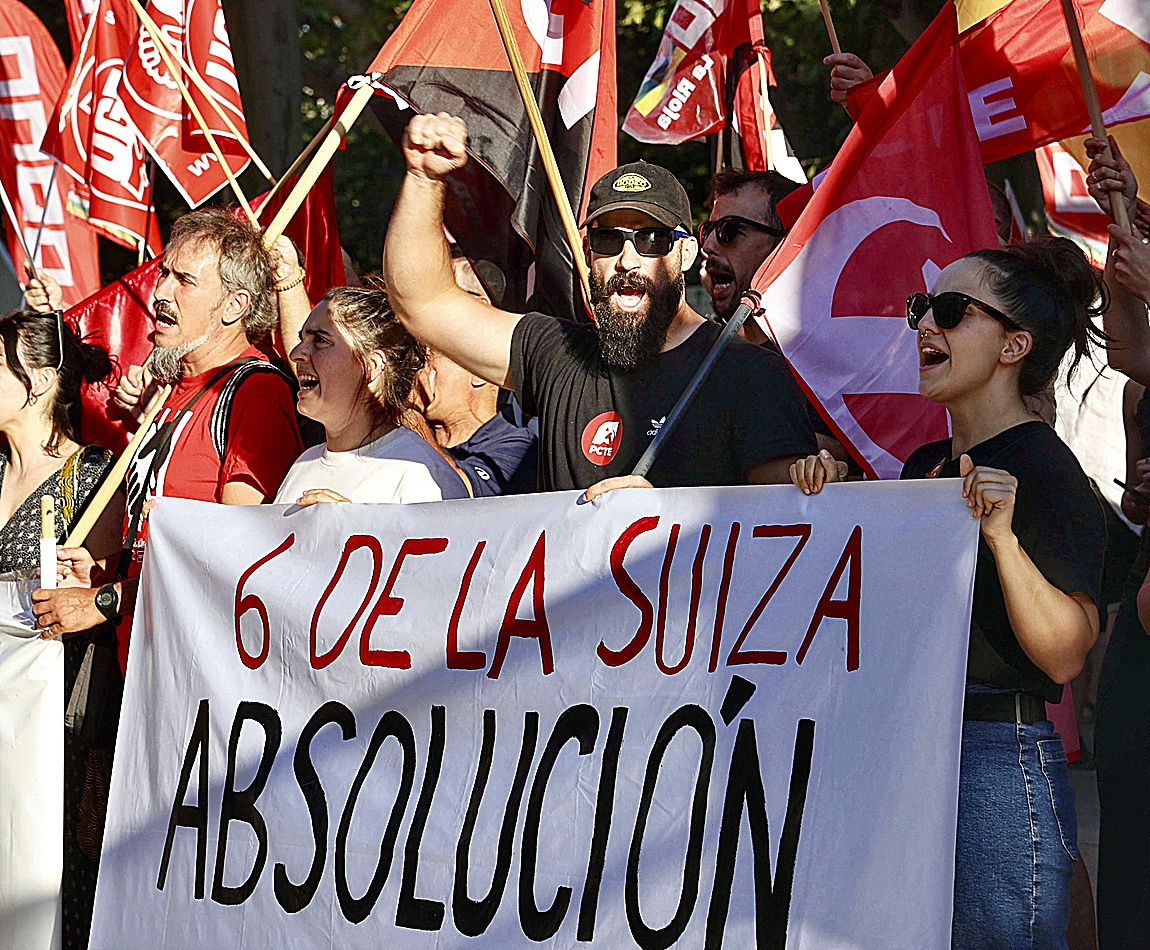 Un centenar de personas frente a la Delegación del Gobierno en La Rioja en julio de 2025.