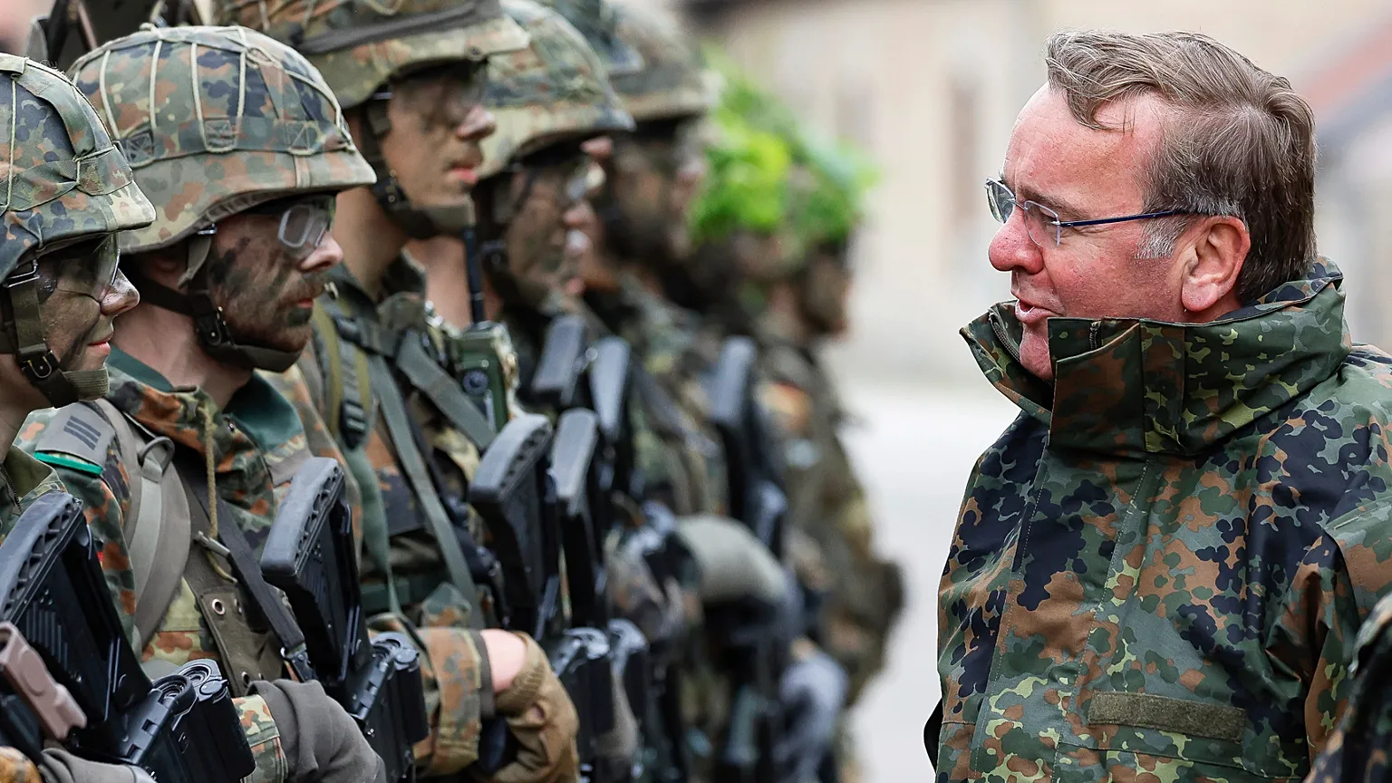 Defence Minister Boris Pistorius with soldiers in 2023.