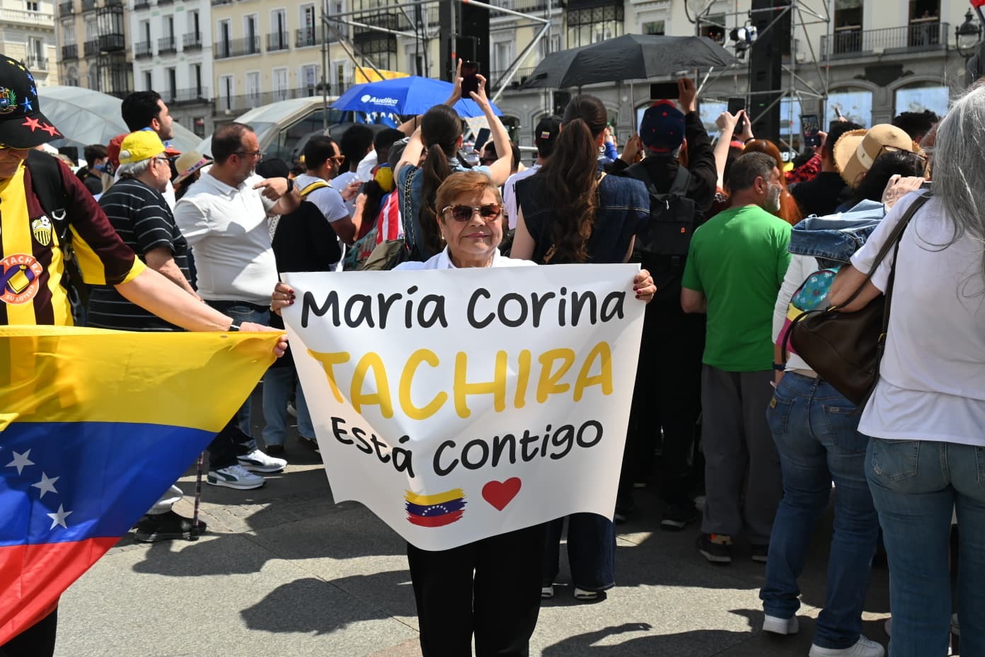 Florinda Hernández, con un cartel de apoyo a la líder opositora venezolana.