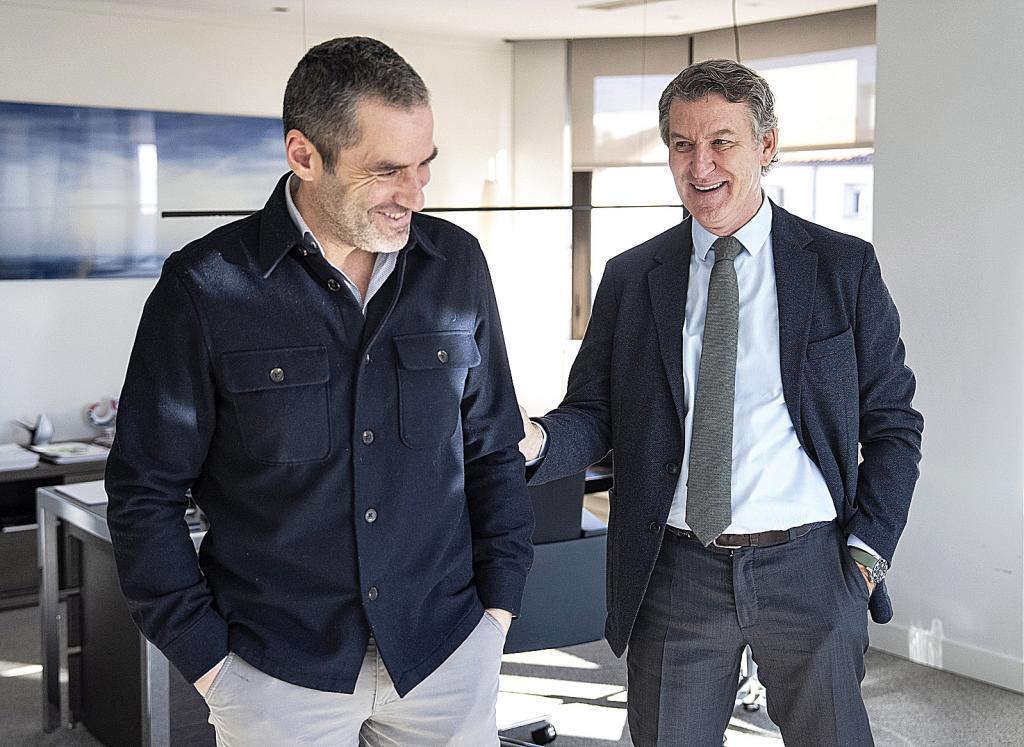 El presidente del PP, Alberto Núñez Feijóo (d), junto al vicesecretario de Cultura del Partido Popular, Borja Sémper.