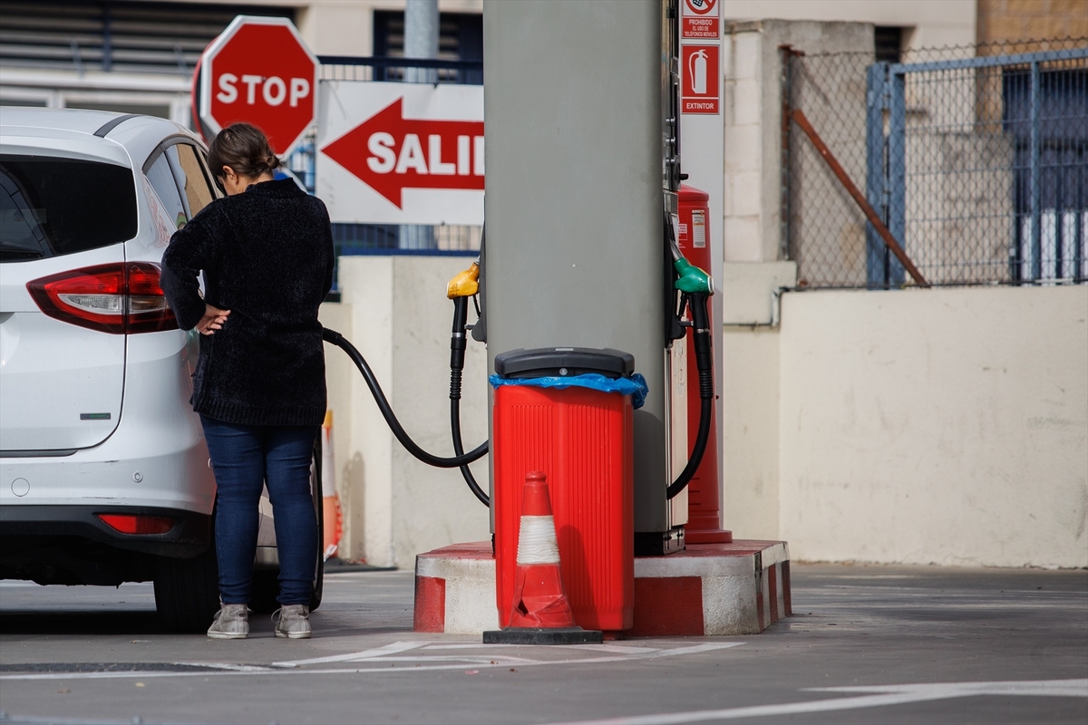 Un mujer reposta carburante en una gasolinera de Madrid. Alejandro Martínez Vélez / Europa Press.