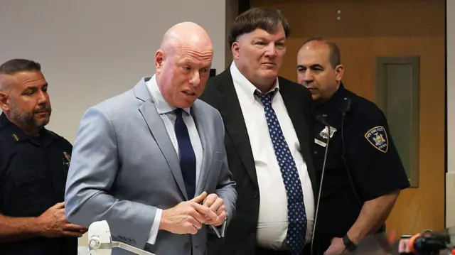 Rex Heuermann junto a su abogado en el tribunal.