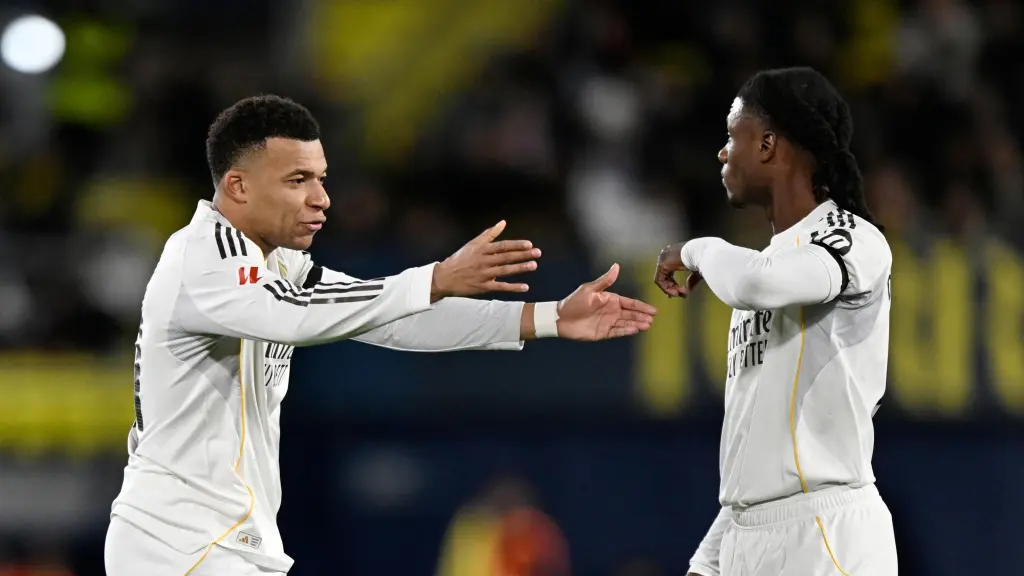 Mbappé y Camavinga hablan durante un partido.