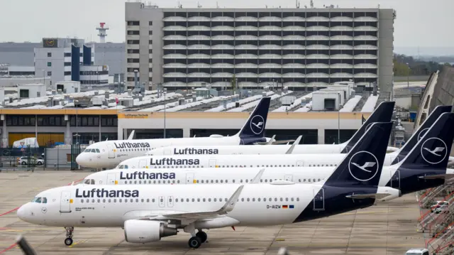 Aviones de Lufthansa estacionados en el aeropuerto de Frankfurt.