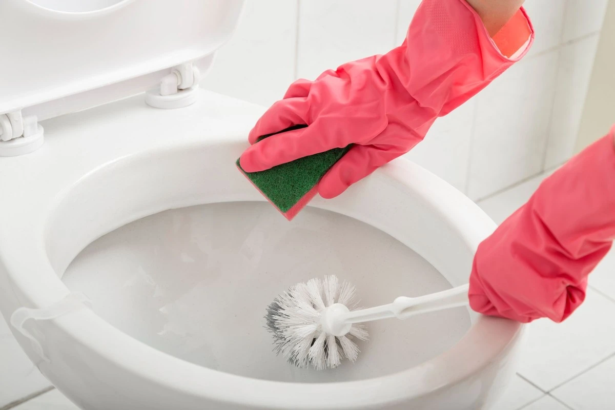 El secreto de bicarbonato y vinagre para un inodoro reluciente sin fregar - image 1