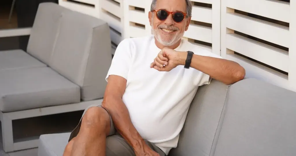 El secreto de Guillermo Francella en Luzu TV: el truco de su salón para ganar luz y amplitud