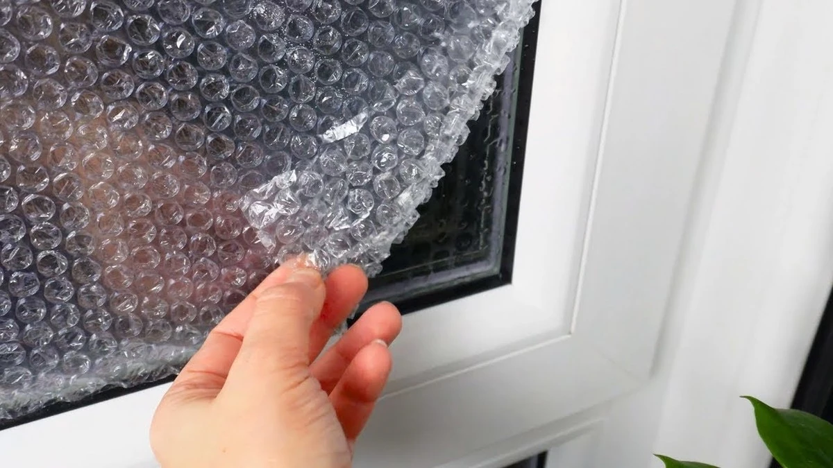El truco secreto del plástico de burbujas para aislar tu casa: cuándo y cómo usarlo - image 1