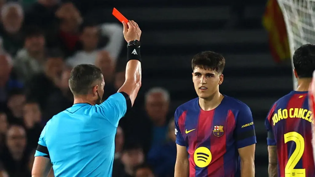 Cubarsí es expulsado en el partido ante el Atlético de Madrid.