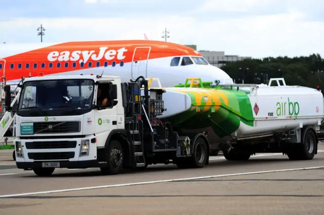 Avión repostando