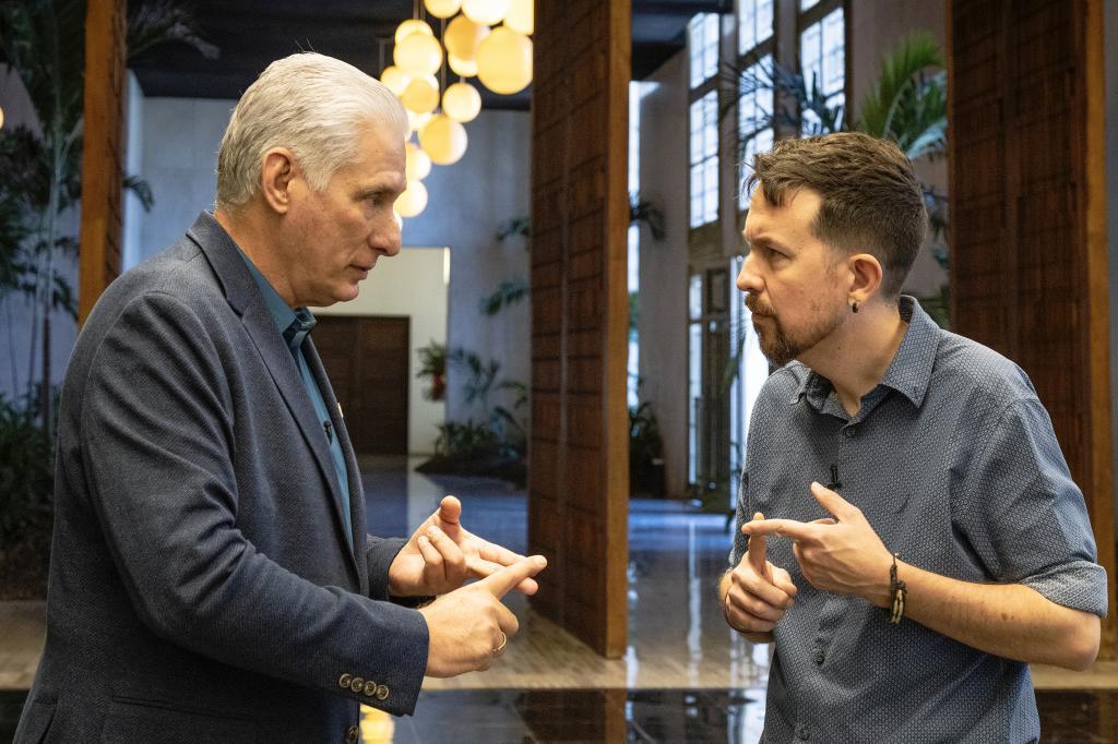 El mandatario cubano Manuel Díaz-Canel, conversando con Iglesias en La Habana. / EFE