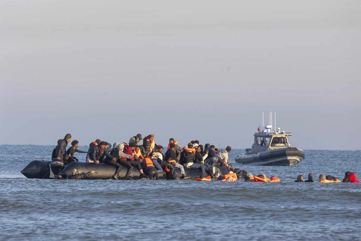 Varias personas migrantes a bordo de una embarcación precaria. (Europa Press)