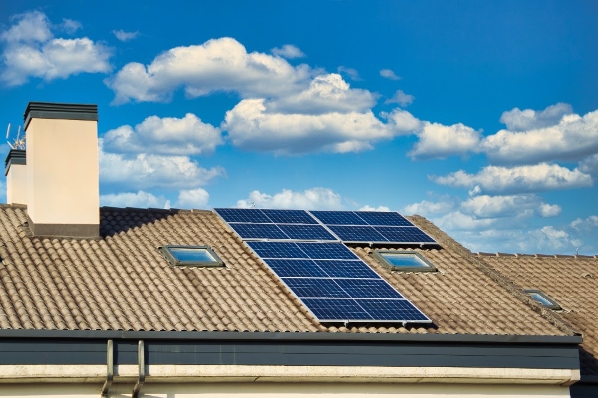 Instalación de placas solares en un hogar. (Europa Press)