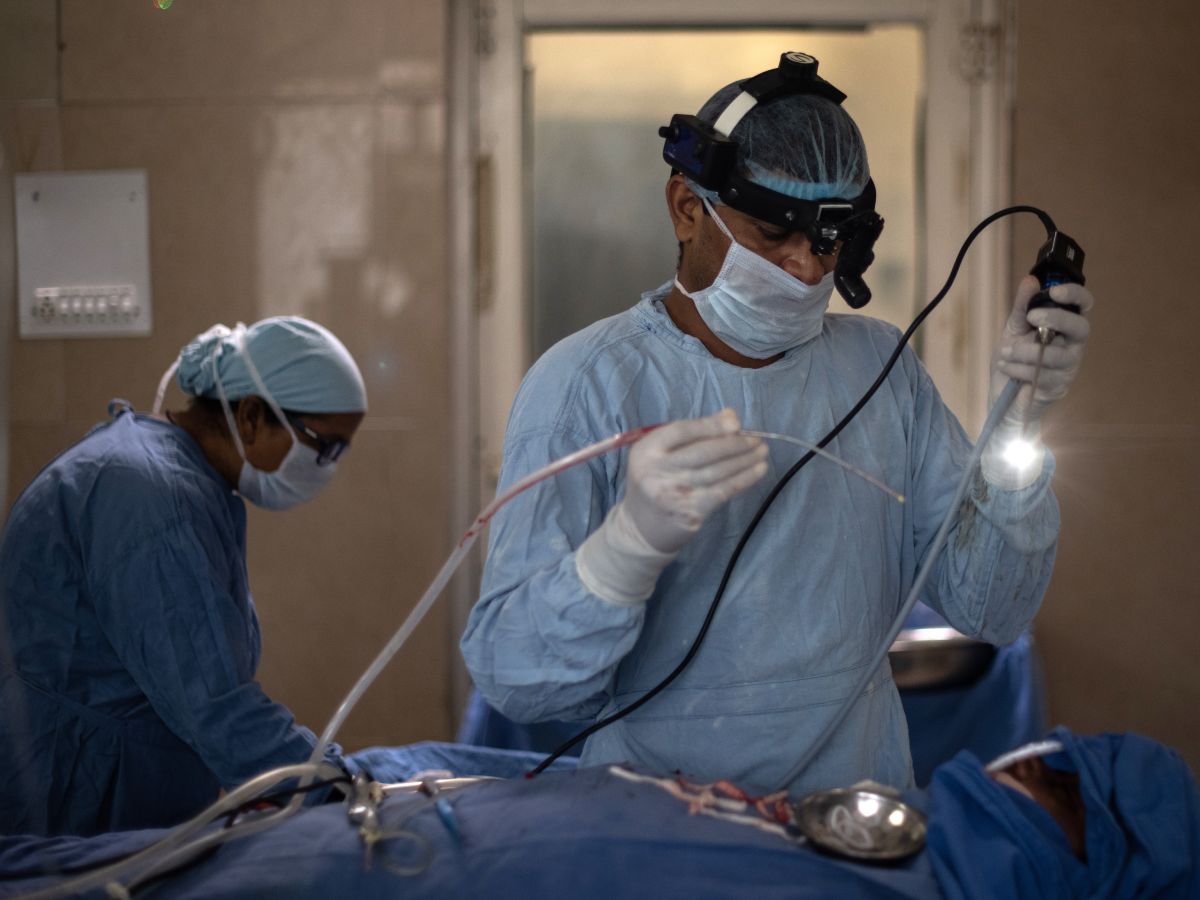 Foto: Un cirujano indio realiza una cirugía endoscópica para extirpar una infección por hongos a un paciente con mucormicosis. (Getty Images/Rebecca Conway)