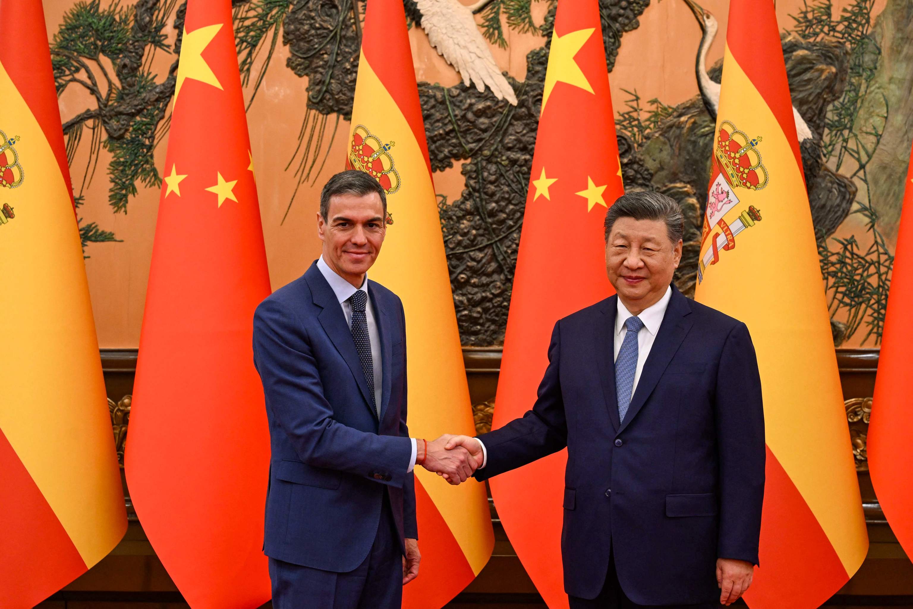Pedro Sánchez y Xi Jinping se saludan en el Gran Palacio del Pueblo.