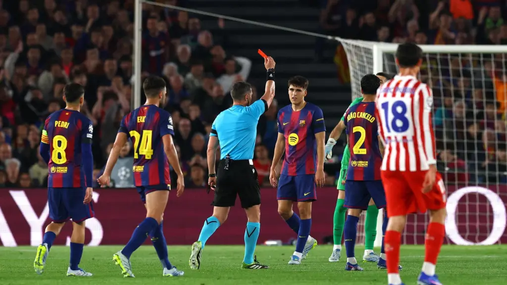 Pau Cubarsí recibe la tarjeta roja en el partido ante el Atlético de Madrid