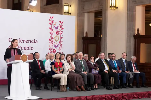Sheinbaum y un grupo de académicos y expertos en una conferencia de prensa