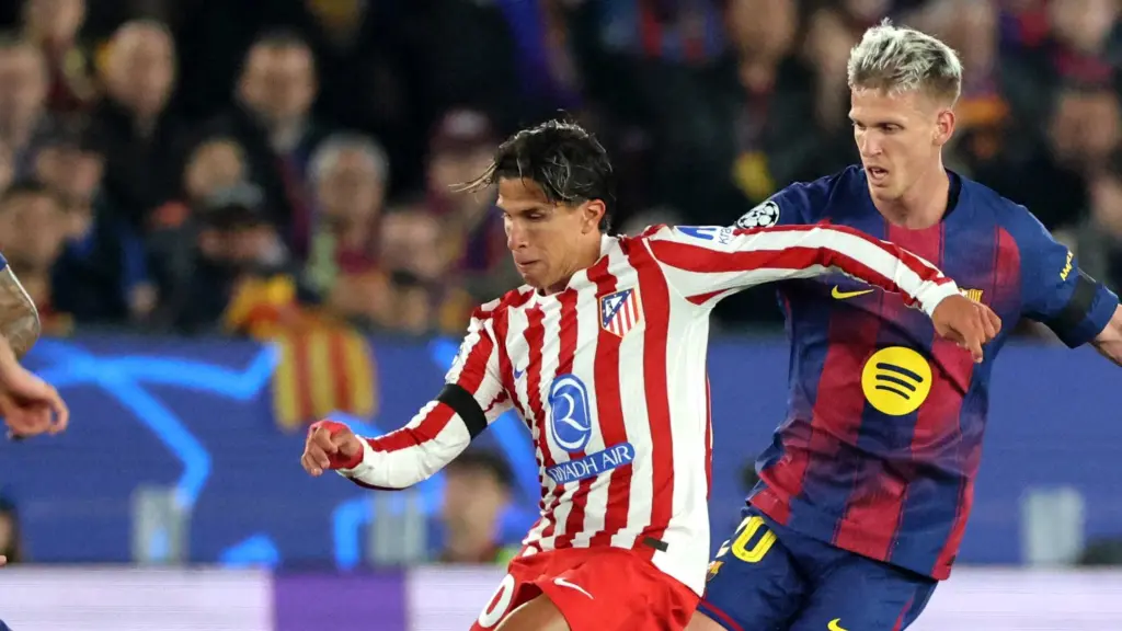 Giuliano Simeone es presionado por varios jugadores del Barça.