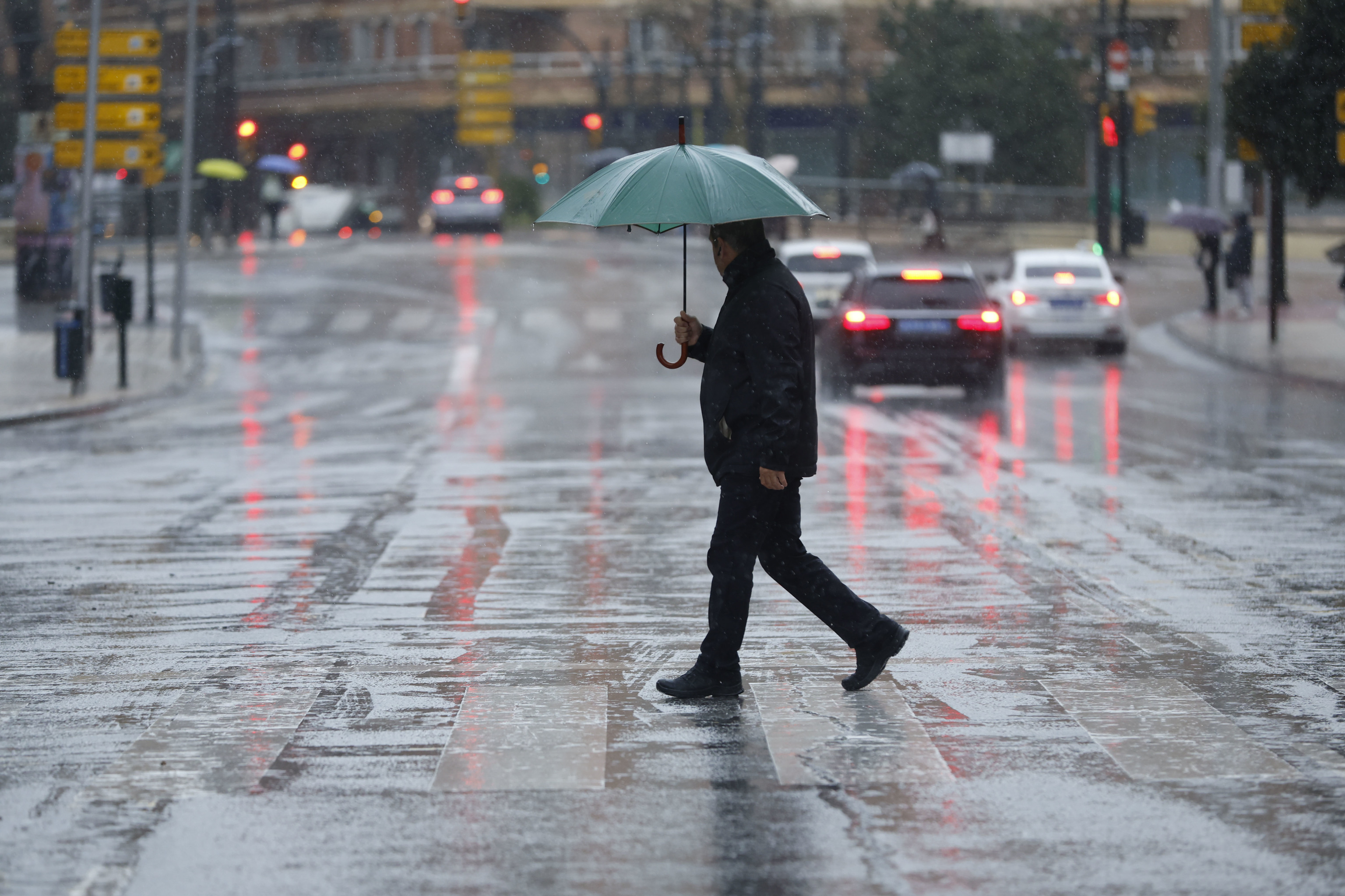 Un ciudadano pasea bajo la lluvia en Málaga